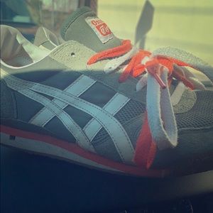 Men’s tennis shoes